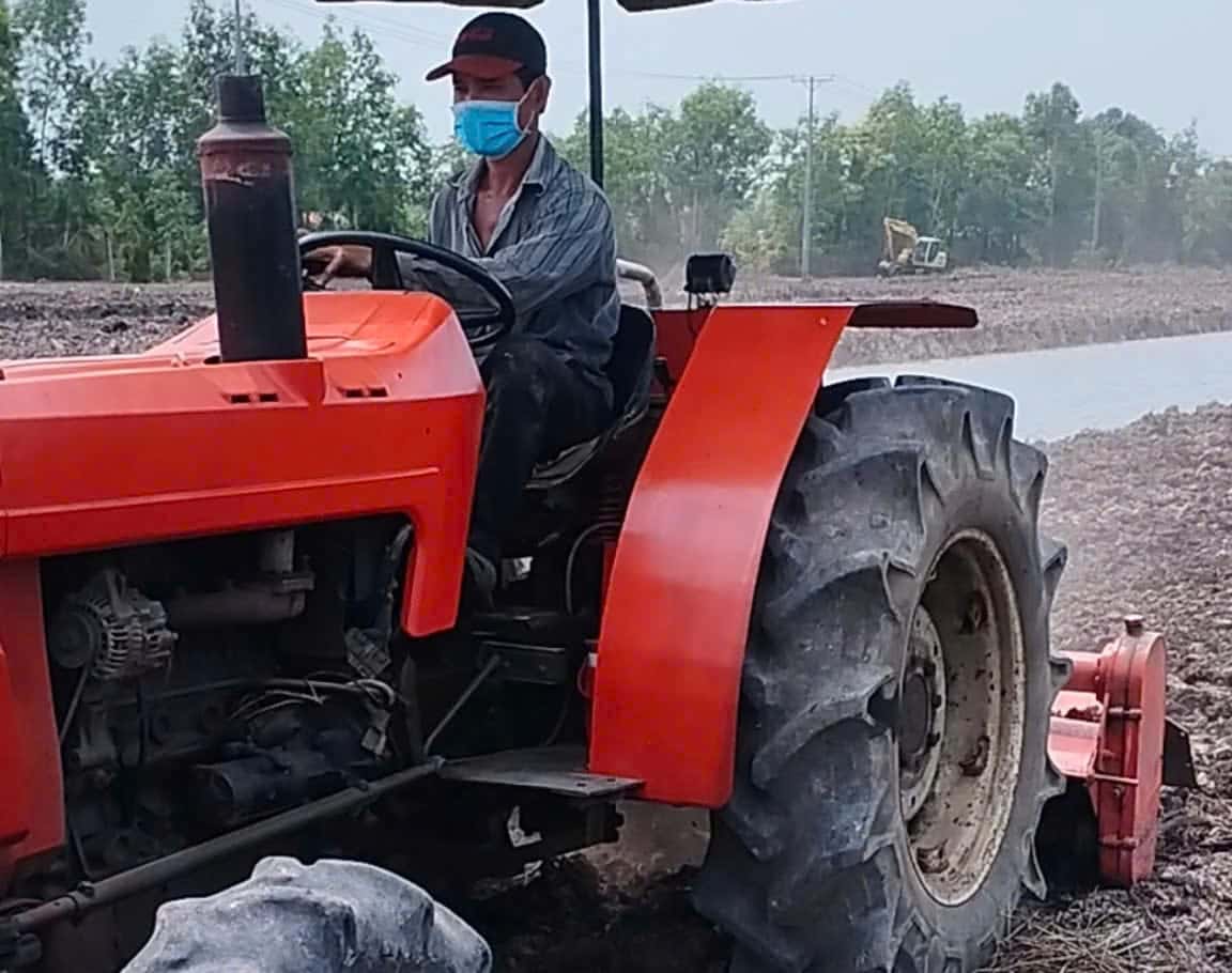 Máy cày lật đất trên khu đất đã lên líp